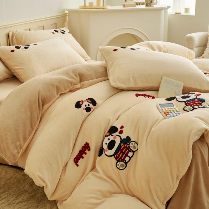 91家纺网 家纺一手货源 找家纺 鑫琪莱家纺 2024新款卡通毛巾绣牛奶绒四件套 幸福狗-米黄香槟