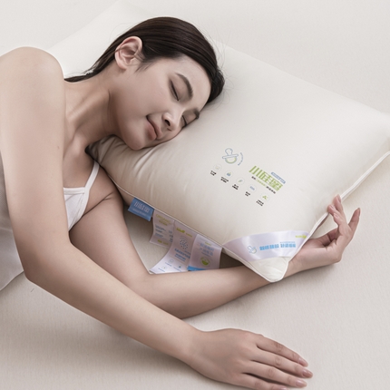 91家纺网 家纺一手货源 找家纺 麦肯锡 2024新款小硅蜜喵软软枕-模特图48*74cm 白色（含礼盒）
