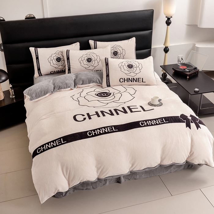 91家纺网 家纺一手货源 找家纺 摩卡（乐趣） 2024新款高克重牛奶绒大版印花四件套 山茶花