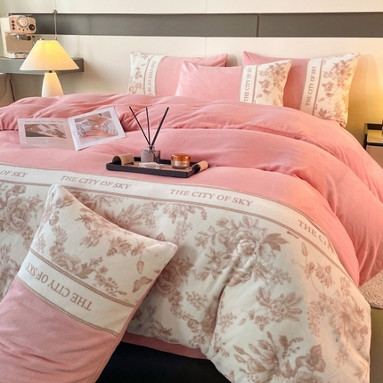 91家纺网 家纺一手货源 找家纺 （总）麦空家居 2025新款220克高克重数码印花拼接牛奶绒四件套-花园里