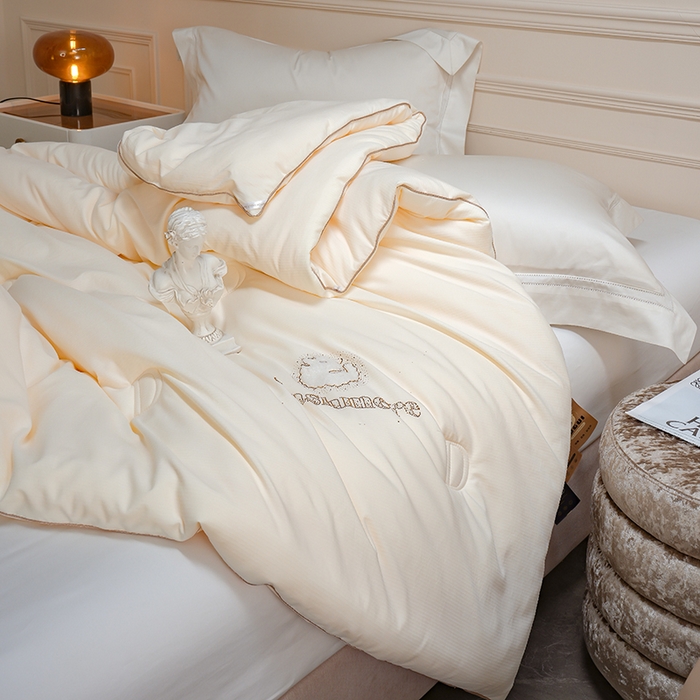 91家纺网 家纺一手货源 找家纺 丽卡家纺（原丽卡家纺） 2024新款7A抗菌艾阳棉提花知梦羊绒蛋白春秋被子被芯 象牙白