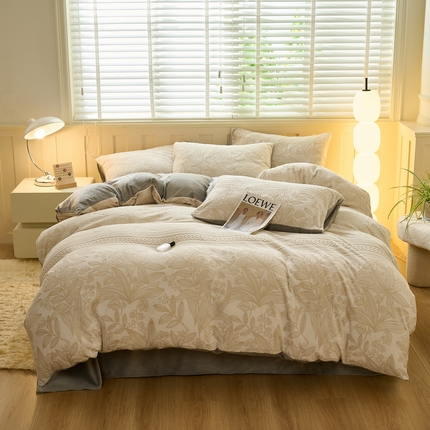 91家纺网 家纺一手货源 找家纺 鑫琪莱家纺 2024新款着色烂花牛奶绒四件套 枝繁-质朴