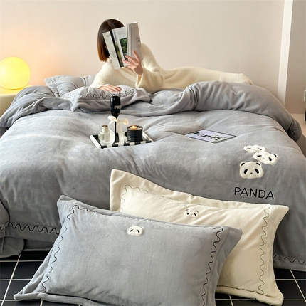 泽西家纺 2024秋冬新款高端加厚保暖A类蚕丝绒立体刺绣贴布绣牛奶绒四件套-快乐熊猫 快乐熊猫 慕云灰