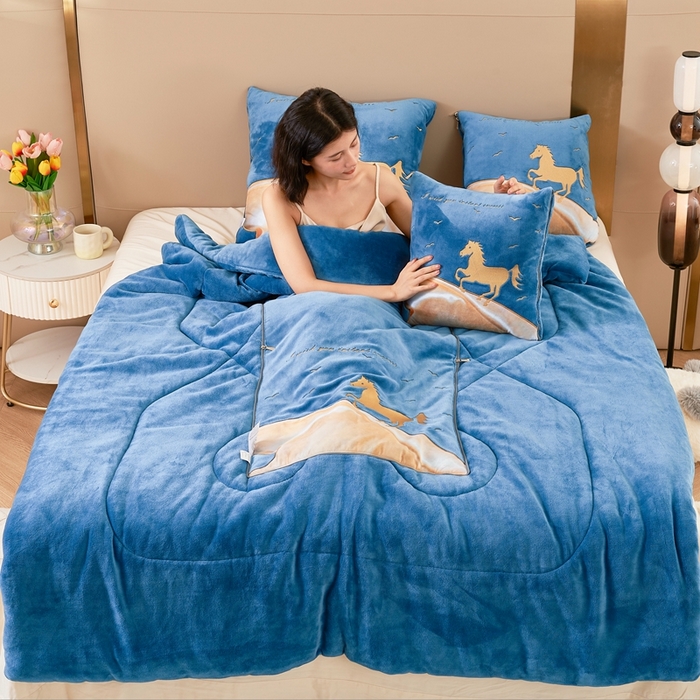 91家纺网 家纺一手货源 找家纺 照世家纺 2024新款牛奶绒策马奔腾抱枕被系列（控价72、92、139、169、219） 宝石蓝