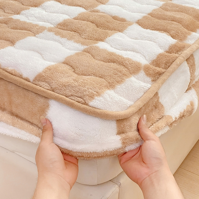 91家纺网 家纺一手货源 找家纺 叠派家纺 2024款秋冬北极绒加厚夹棉床笠三件套印花泰迪绒床垫保护罩-格子系列 咖