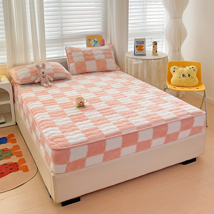 91家纺网 家纺一手货源 找家纺 叠派家纺 2024款秋冬北极绒加厚夹棉床笠三件套印花泰迪绒床垫保护罩-格子系列 粉