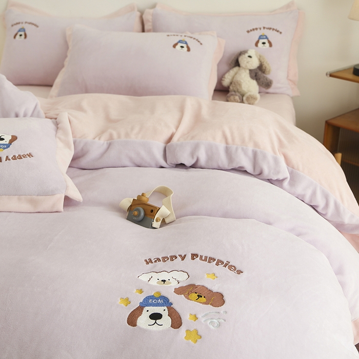 91家纺网 家纺一手货源 找家纺 大渔生活 2025新款高克重卡通牛奶绒刺绣四件套--耶耶狗 耶耶狗-紫