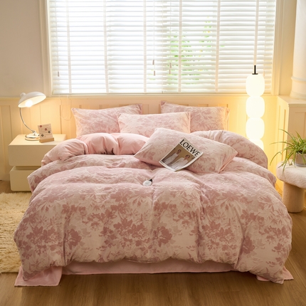 91家纺网 家纺一手货源 找家纺 鑫琪莱家纺 2024新款着色烂花牛奶绒四件套 花涧-晚霞