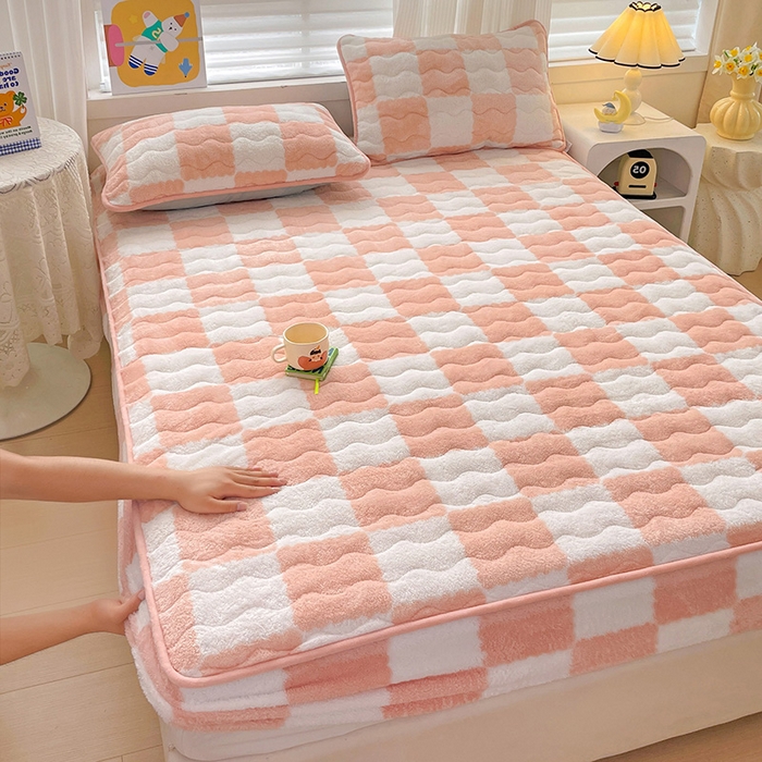 91家纺网 家纺一手货源 找家纺 叠派家纺 2024款秋冬北极绒加厚夹棉床笠三件套印花泰迪绒床垫保护罩-格子系列 粉