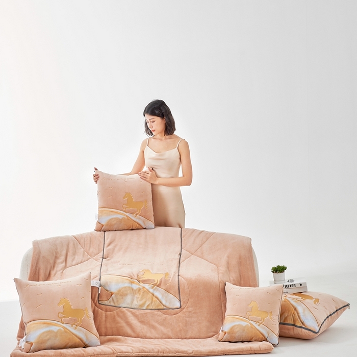 91家纺网 家纺一手货源 找家纺 照世家纺 2024新款牛奶绒策马奔腾抱枕被系列（控价72、92、139、169、219） 驼色