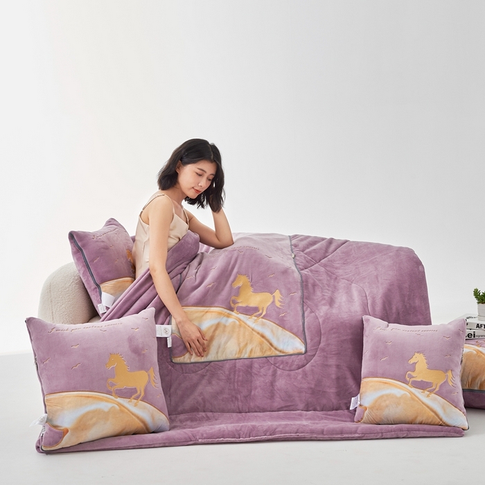 91家纺网 家纺一手货源 找家纺 照世家纺 2024新款牛奶绒策马奔腾抱枕被系列（控价72、92、139、169、219） 香芋紫