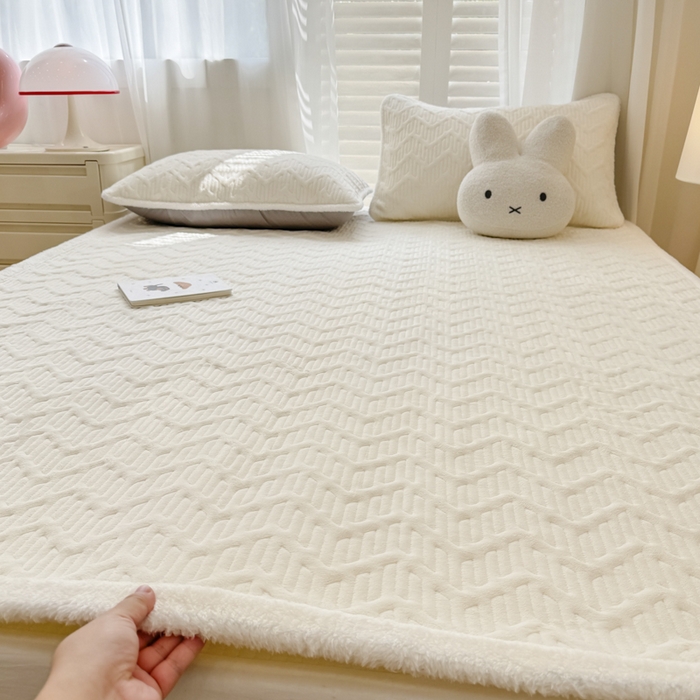 91家纺网 家纺一手货源 找家纺 子曰 2024新款牛奶绒夹棉床垫三件套 优雅白