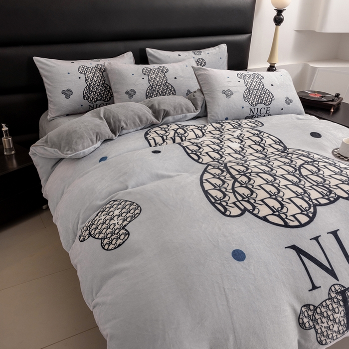 91家纺网 家纺一手货源 找家纺 摩卡（乐趣） 2024新款高克重牛奶绒大版印花四件套 萌迪