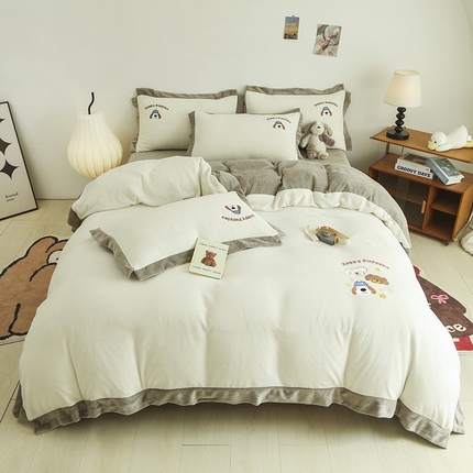 91家纺网 家纺一手货源 找家纺 （总）大渔生活 2025新款高克重卡通牛奶绒刺绣四件套--耶耶狗