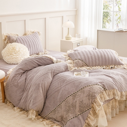 91家纺网 家纺一手货源 找家纺 （总）菊上家纺 2025新款小香风雕花牛奶绒蕾丝床盖款四件套-芭莎系列