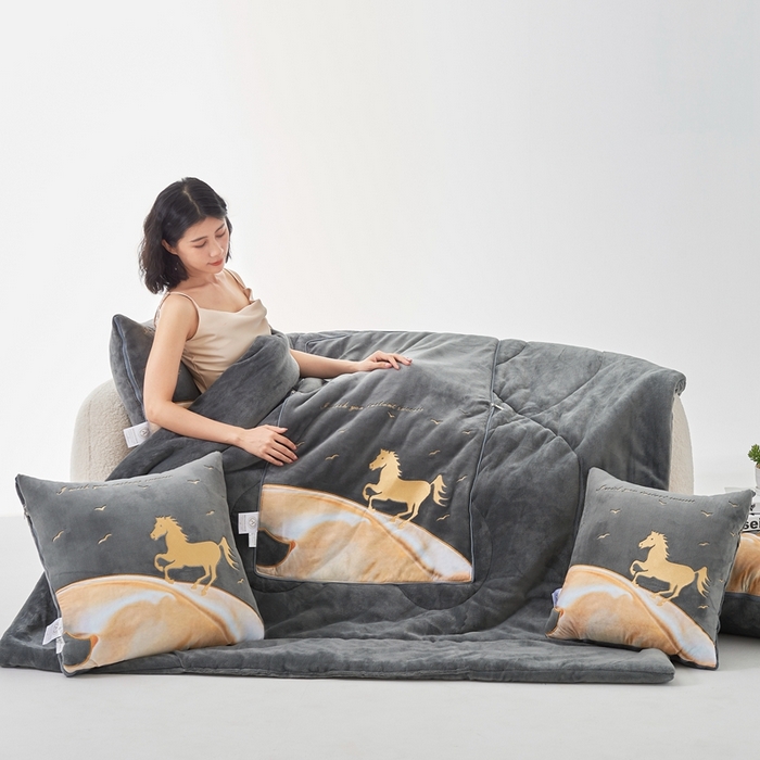 91家纺网 家纺一手货源 找家纺 照世家纺 2024新款牛奶绒策马奔腾抱枕被系列（控价72、92、139、169、219） 深灰