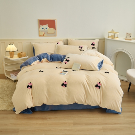 91家纺网 家纺一手货源 找家纺 鑫琪莱家纺 2024新款卡通毛巾绣牛奶绒四件套 平安果-米黄宝蓝