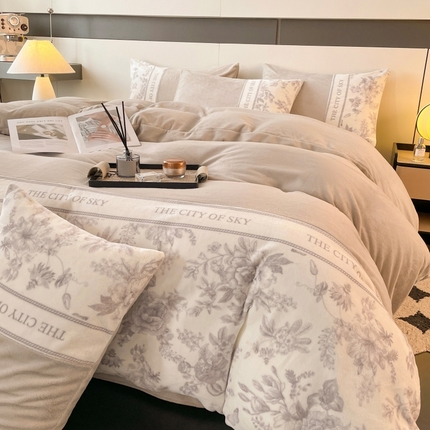 91家纺网 家纺一手货源 找家纺 （总）麦空家居 2025新款220克高克重数码印花拼接牛奶绒四件套-花园里