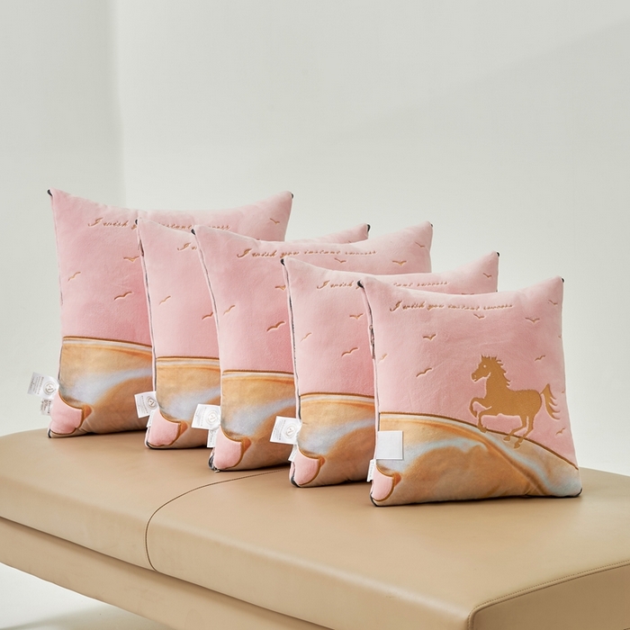 91家纺网 家纺一手货源 找家纺 照世家纺 2024新款牛奶绒策马奔腾抱枕被系列（控价72、92、139、169、219） 浅粉