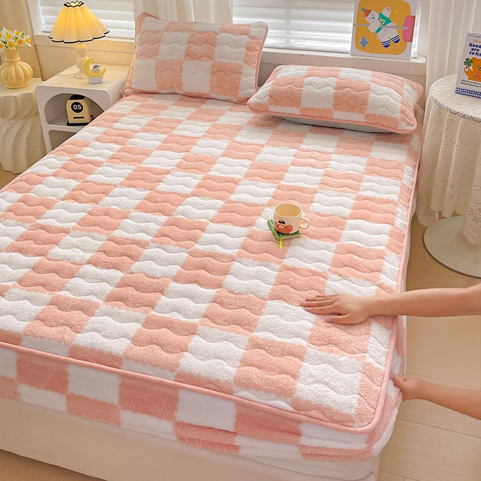 91家纺网 家纺一手货源 找家纺 叠派家纺 2024款秋冬北极绒加厚夹棉床笠三件套印花泰迪绒床垫保护罩-格子系列 粉