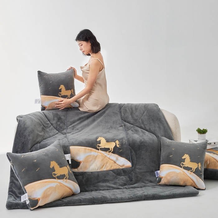91家纺网 家纺一手货源 找家纺 照世家纺 2024新款牛奶绒策马奔腾抱枕被系列（控价72、92、139、169、219） 深灰
