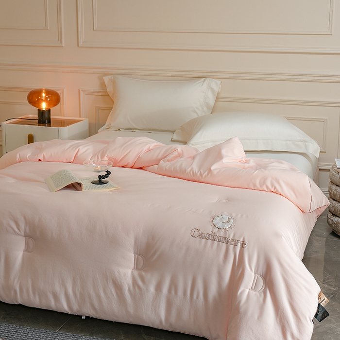 91家纺网 家纺一手货源 找家纺 丽卡家纺（原丽卡家纺） 2024新款7A抗菌艾阳棉提花知梦羊绒蛋白春秋被子被芯 奶油粉