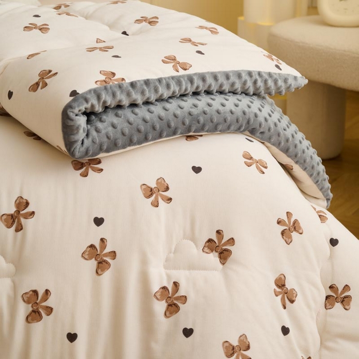 91家纺网 家纺一手货源 找家纺 鑫琪莱家纺  2024新款针织绒豆豆绒被芯 豆豆绒-蝴蝶结