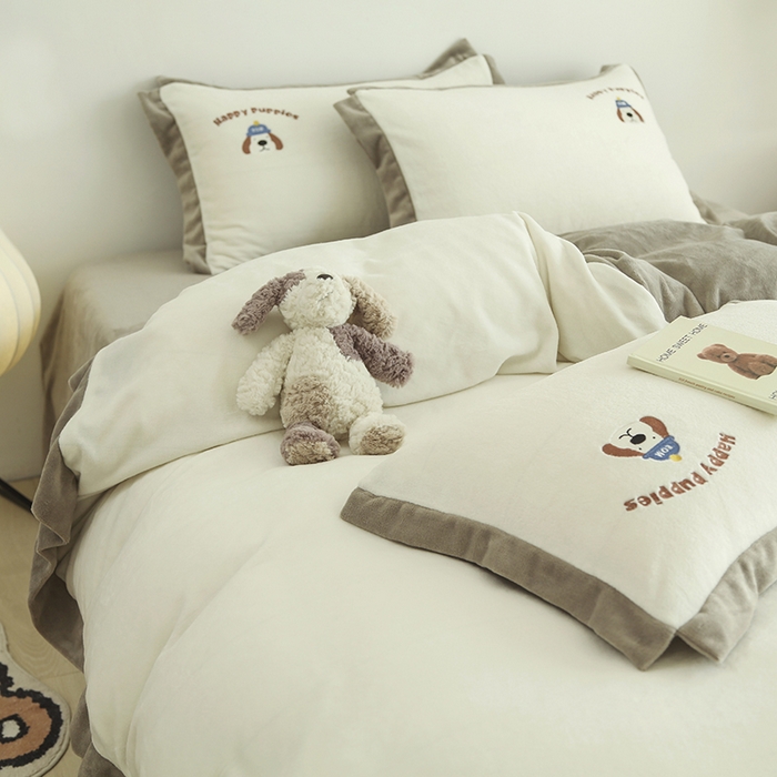 91家纺网 家纺一手货源 找家纺 大渔生活 2025新款高克重卡通牛奶绒刺绣四件套--耶耶狗 耶耶狗-白