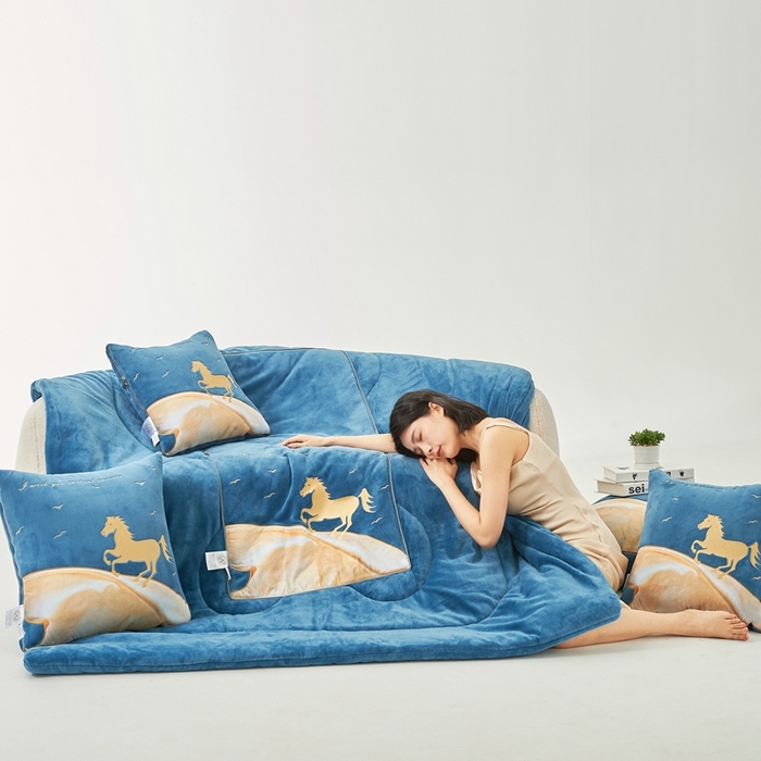 91家纺网 家纺一手货源 找家纺 （总）照世家纺 2024新款牛奶绒策马奔腾抱枕被系列（控价72、92、139、169、219）