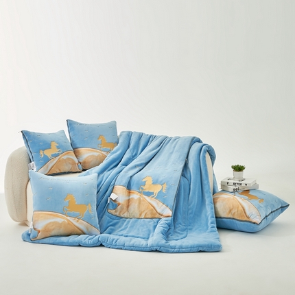 照世家纺 2024新款牛奶绒策马奔腾抱枕被系列（控价72、92、139、169、219） 天空蓝