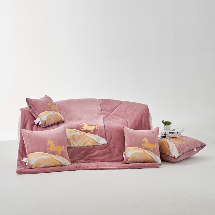 91家纺网 家纺一手货源 找家纺 照世家纺 2024新款牛奶绒策马奔腾抱枕被系列（控价72、92、139、169、219） 豆沙