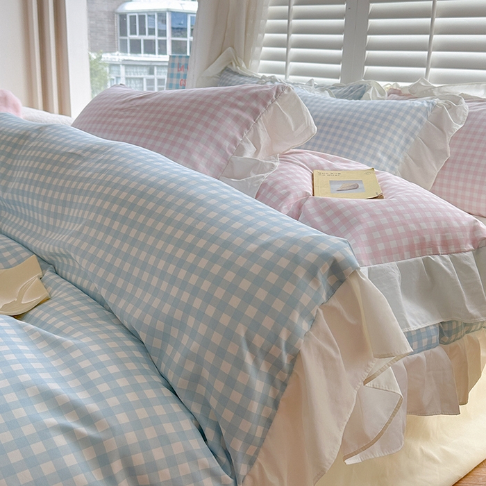 91家纺网 家纺一手货源 找家纺 桃心家居 2024新款A类亲肤舒适软糯云柔水洗棉化纤韩版奶油格子撞色水洗棉系列四件套 水洗棉花边-H蓝格粉格