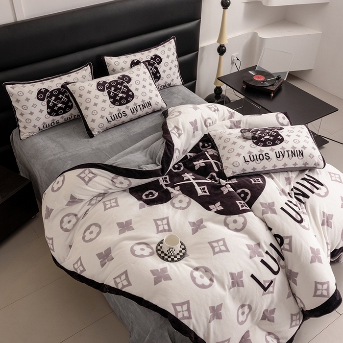 91家纺网 家纺一手货源 找家纺 摩卡（乐趣） 2024新款高克重牛奶绒大版印花四件套 熊头白