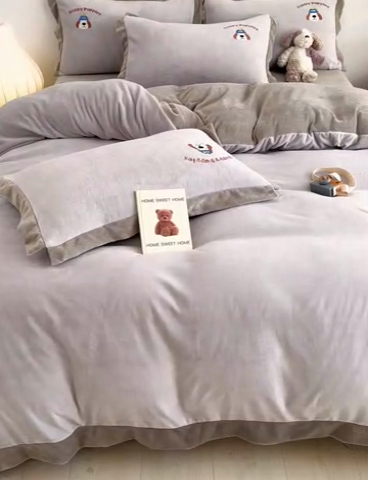 91家纺网 家纺一手货源 找家纺 大渔生活 2025新款高克重卡通牛奶绒刺绣四件套--耶耶狗 耶耶狗-灰