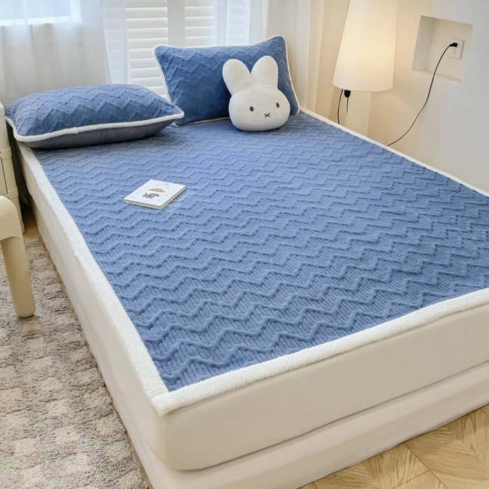 91家纺网 家纺一手货源 找家纺 子曰 2024新款牛奶绒夹棉床垫三件套 宾利蓝