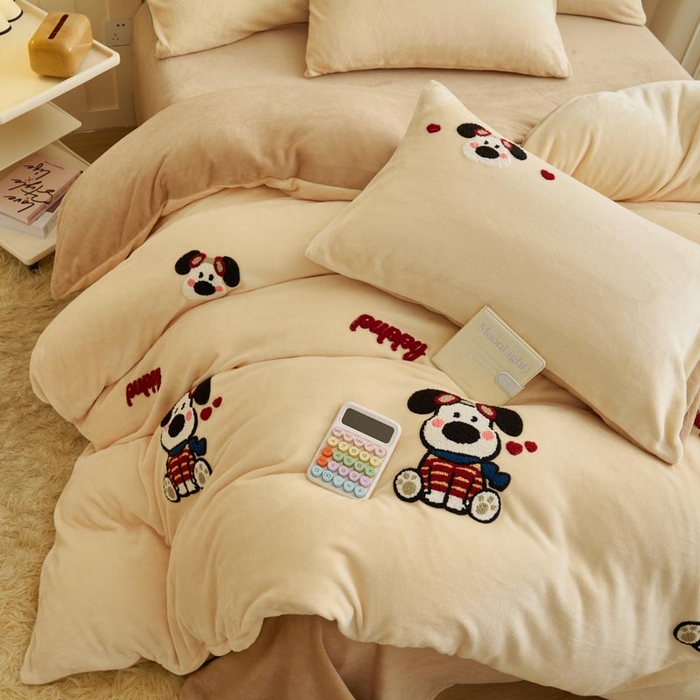 91家纺网 家纺一手货源 找家纺 鑫琪莱家纺 2024新款卡通毛巾绣牛奶绒四件套 幸福狗-米黄香槟