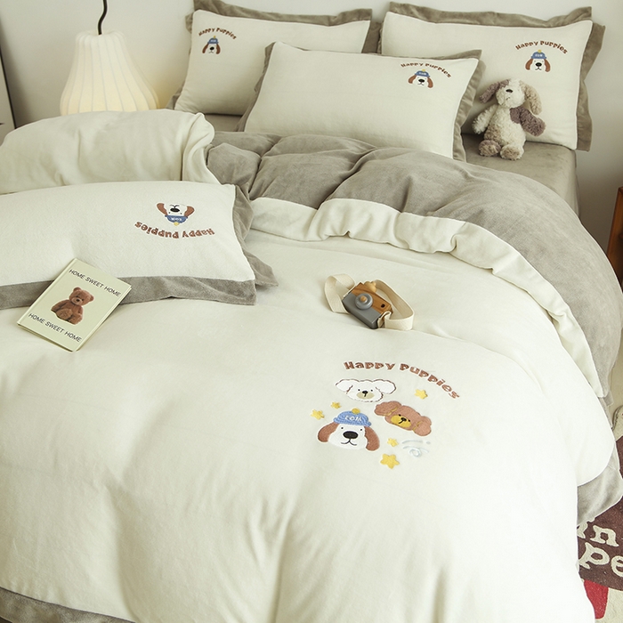 91家纺网 家纺一手货源 找家纺 大渔生活 2025新款高克重卡通牛奶绒刺绣四件套--耶耶狗 耶耶狗-白