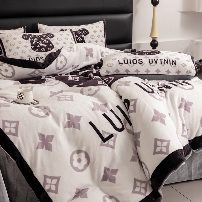 91家纺网 家纺一手货源 找家纺 摩卡（乐趣） 2024新款高克重牛奶绒大版印花四件套 熊头白