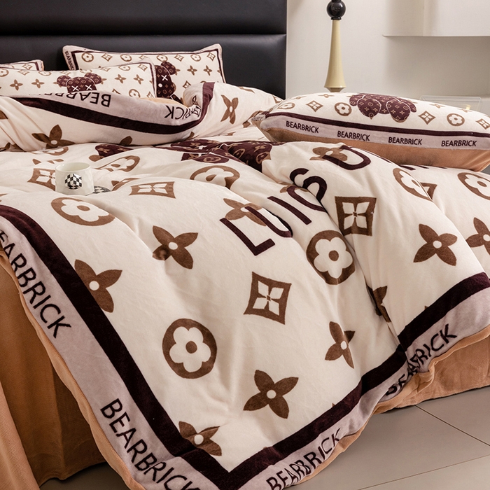 91家纺网 家纺一手货源 找家纺 摩卡（乐趣） 2024新款高克重牛奶绒大版印花四件套 熊仔咖