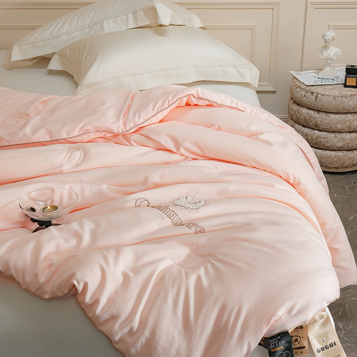 91家纺网 家纺一手货源 找家纺 丽卡家纺（原丽卡家纺） 2024新款7A抗菌艾阳棉提花知梦羊绒蛋白春秋被子被芯 奶油粉