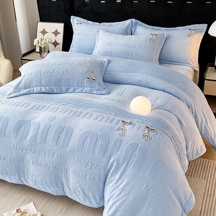 91家纺网 家纺一手货源 找家纺 （总）梵克保罗 2024秋冬法式轻奢全消光牛奶绒雕花打裥织带刺绣四件套（带无纺布包装）