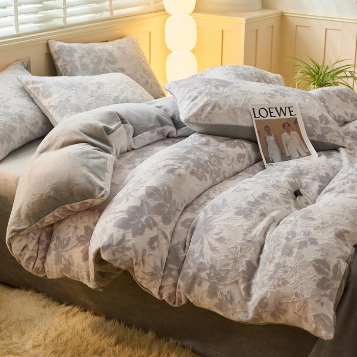 91家纺网 家纺一手货源 找家纺 鑫琪莱家纺 2024新款着色烂花牛奶绒四件套 花涧-水墨