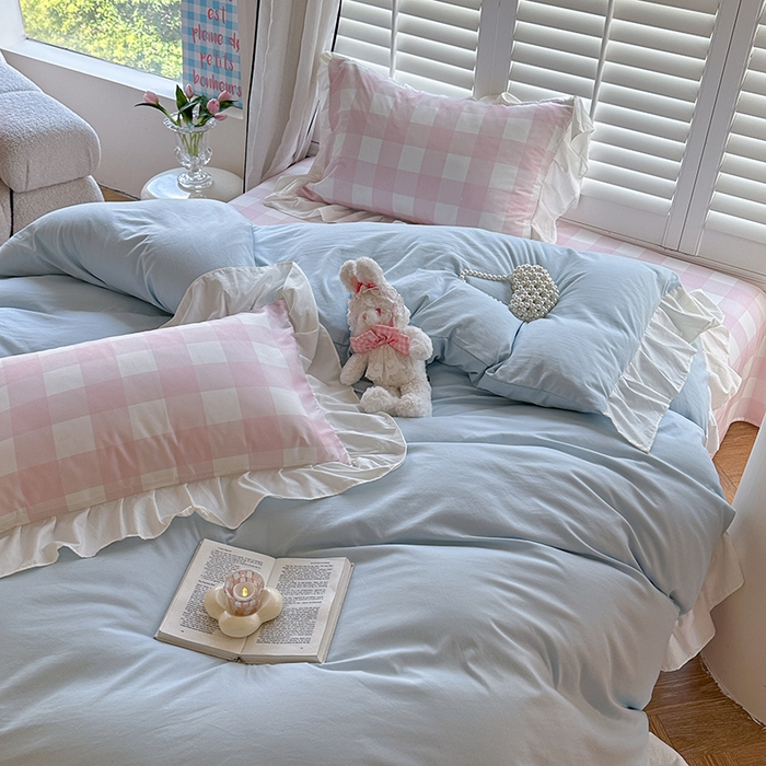 91家纺网 家纺一手货源 找家纺 桃心家居 2024新款A类亲肤舒适软糯云柔水洗棉化纤韩版奶油格子撞色水洗棉系列四件套 水洗棉花边-H蓝蓝粉大格