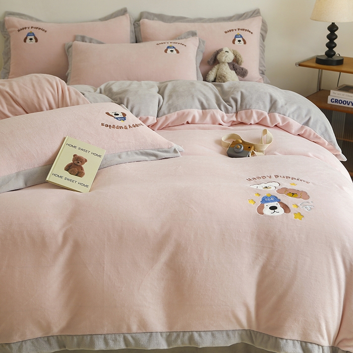 91家纺网 家纺一手货源 找家纺 大渔生活 2025新款高克重卡通牛奶绒刺绣四件套--耶耶狗 耶耶狗-粉