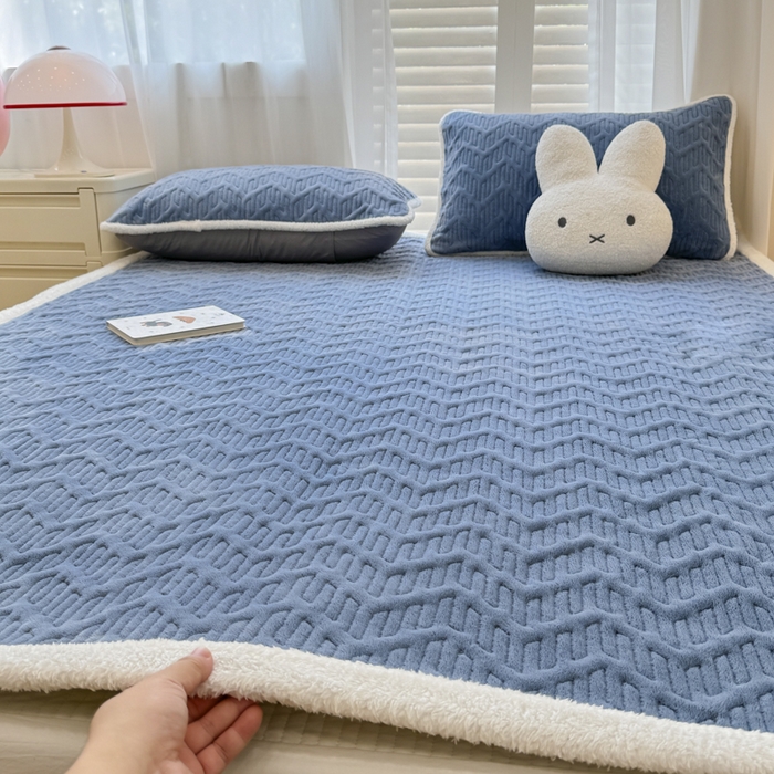 91家纺网 家纺一手货源 找家纺 子曰 2024新款牛奶绒夹棉床垫三件套 宾利蓝