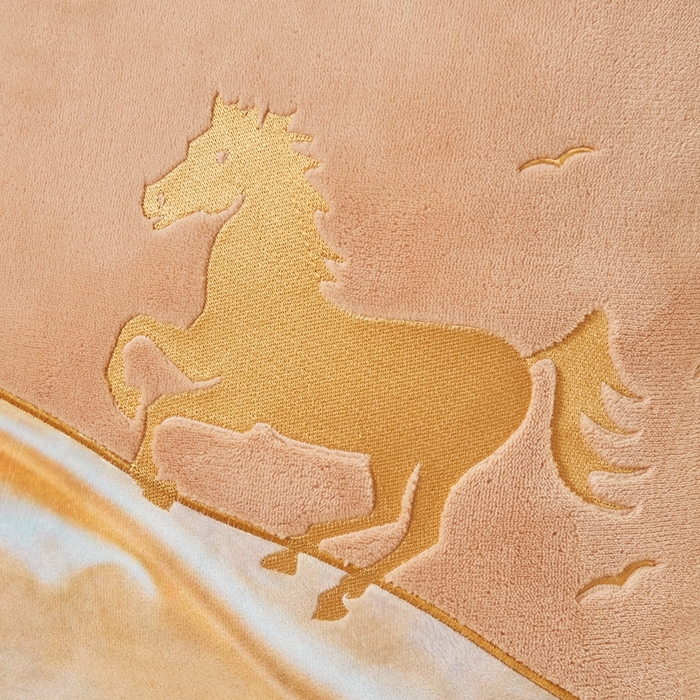 91家纺网 家纺一手货源 找家纺 照世家纺 2024新款牛奶绒策马奔腾抱枕被系列（控价72、92、139、169、219） 驼色