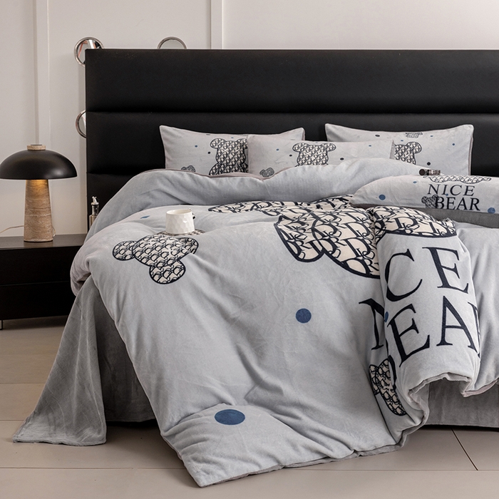 91家纺网 家纺一手货源 找家纺 摩卡（乐趣） 2024新款高克重牛奶绒大版印花四件套 萌迪