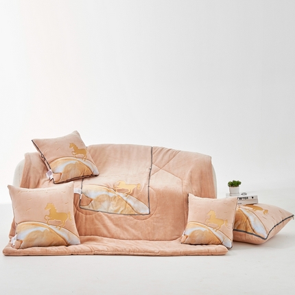 91家纺网 家纺一手货源 找家纺 （总）照世家纺 2024新款牛奶绒策马奔腾抱枕被系列（控价72、92、139、169、219）