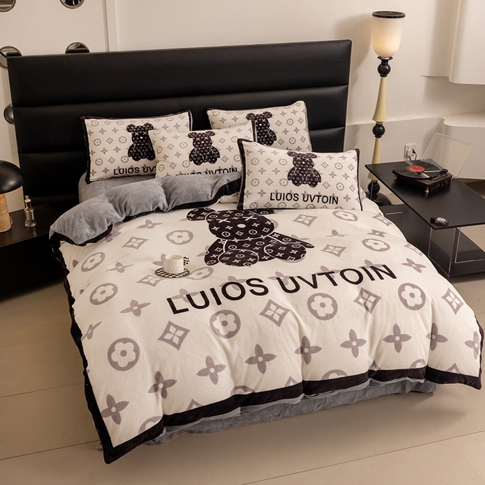 91家纺网 家纺一手货源 找家纺 摩卡（乐趣） 2024新款高克重牛奶绒大版印花四件套 熊仔白