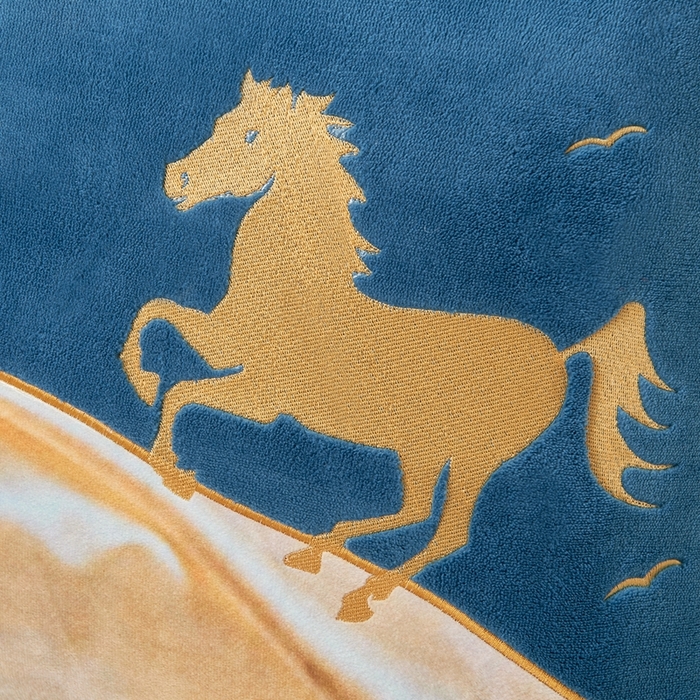 91家纺网 家纺一手货源 找家纺 （总）照世家纺 2024新款牛奶绒策马奔腾抱枕被系列（控价72、92、139、169、219）